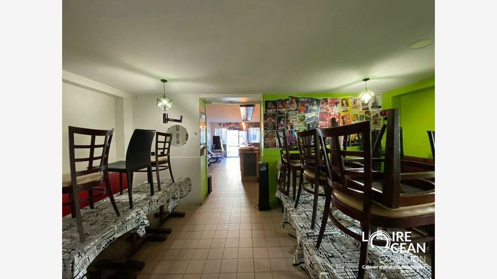 Loue local commercial de 131m² à Rezé axe passant