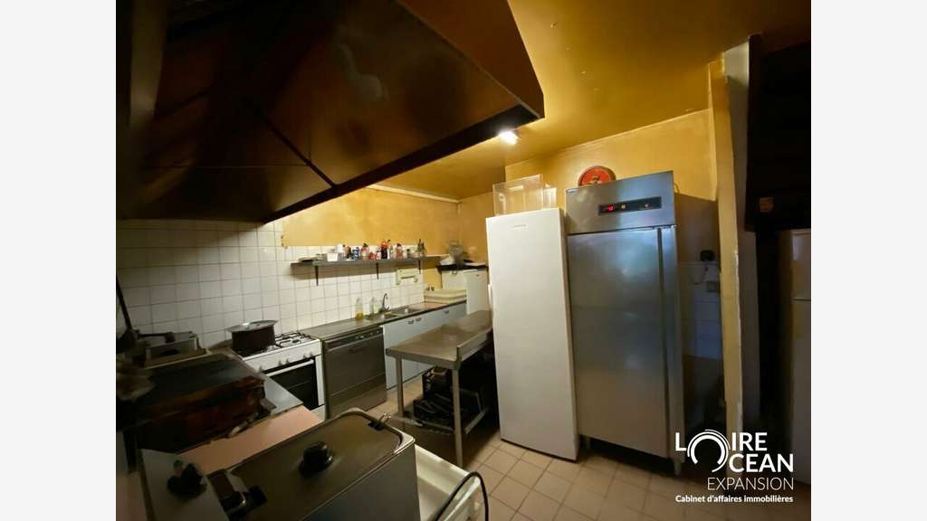 Loue local commercial de 131m² à Rezé axe passant