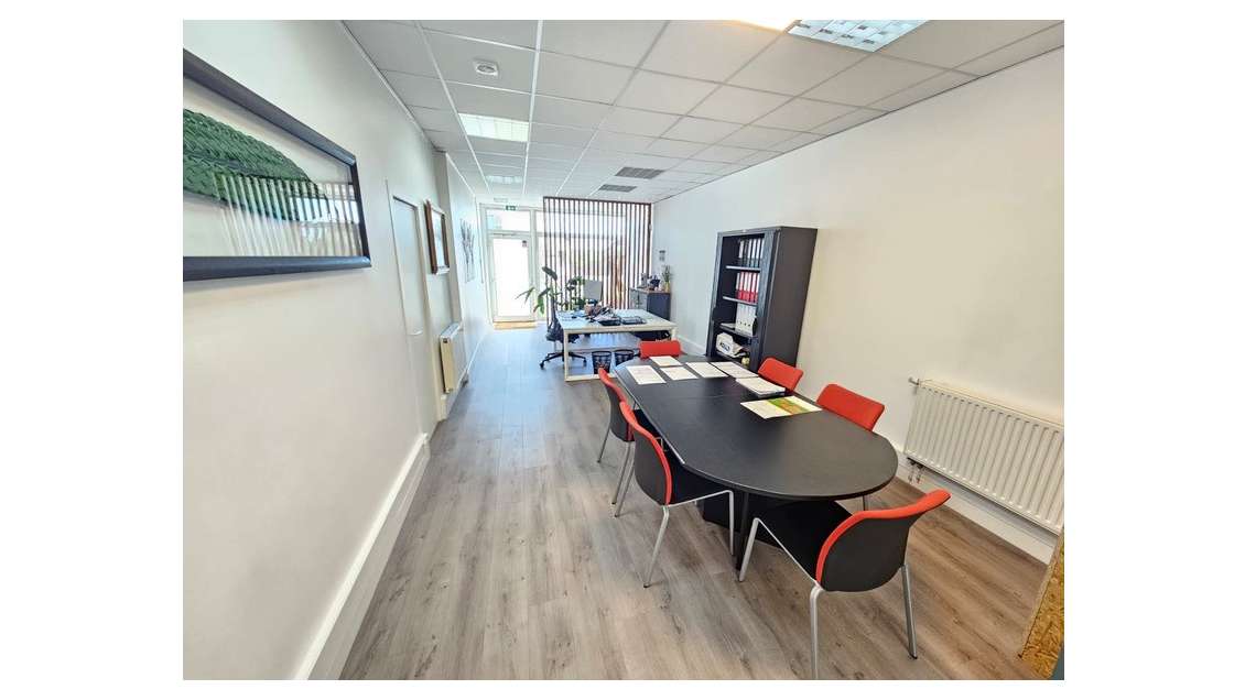 Local commercial 110m² à louer à Ris Orangis N7