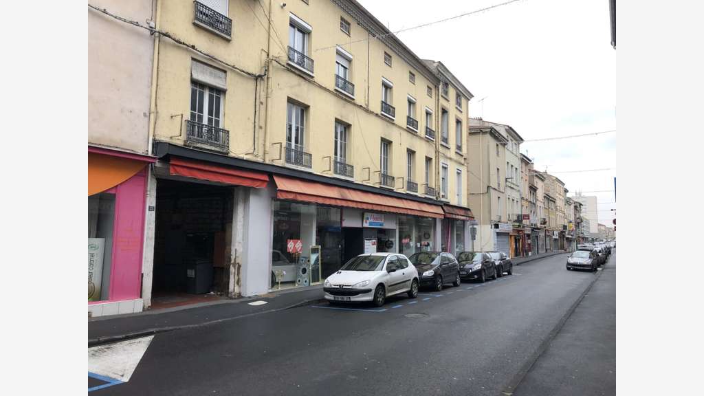 A louer local avec vitrine à Rive de Gier centre  