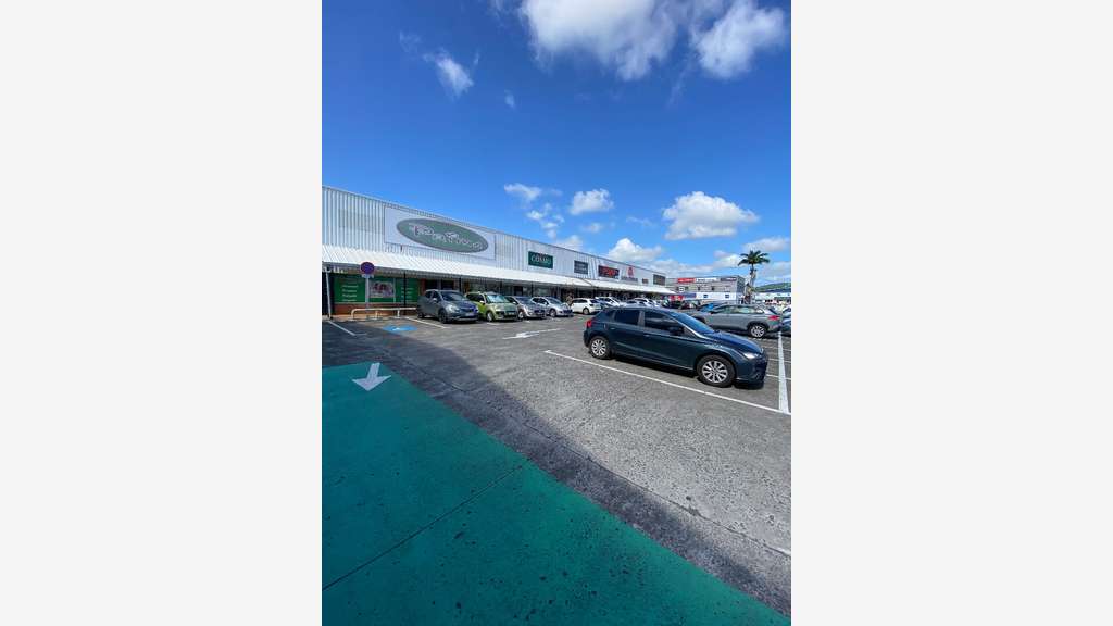 Local commercial 180 m2, Rivière-Salée , PROPRE