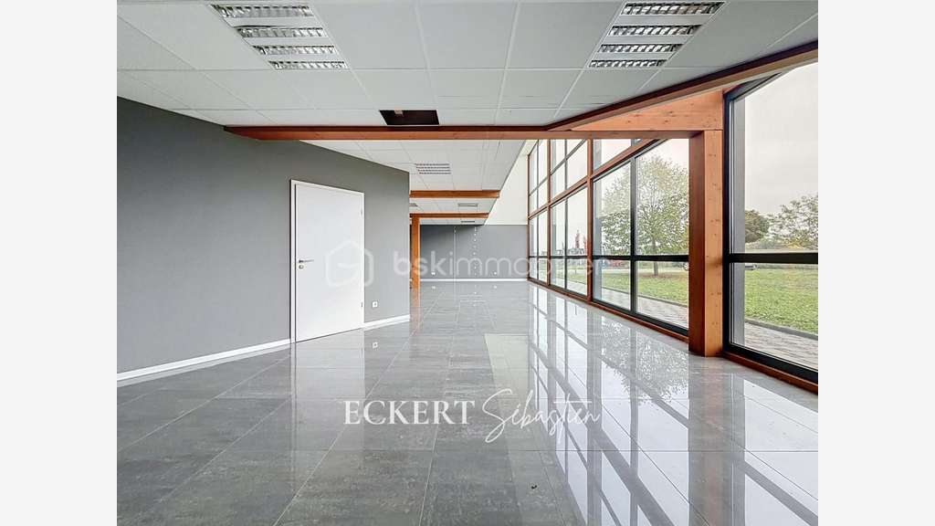LOCAL COMMERCIAL À LOUER - 143 m² Visibilité au