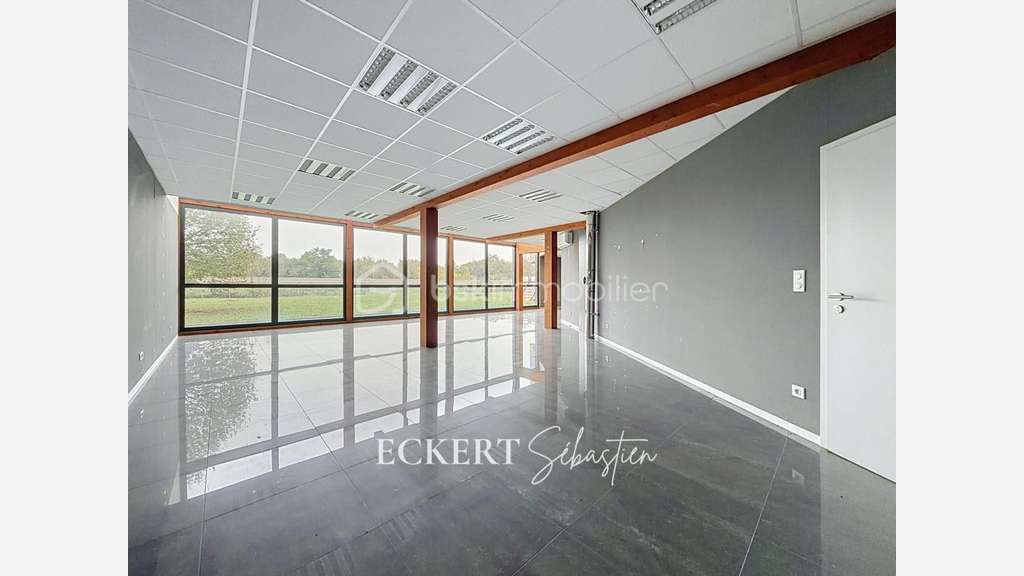 LOCAL COMMERCIAL À LOUER - 143 m² Visibilité au