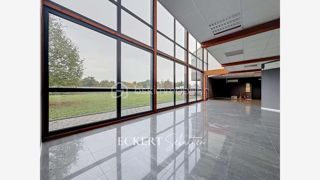 LOCAL COMMERCIAL À LOUER - 143 m² Visibilité au