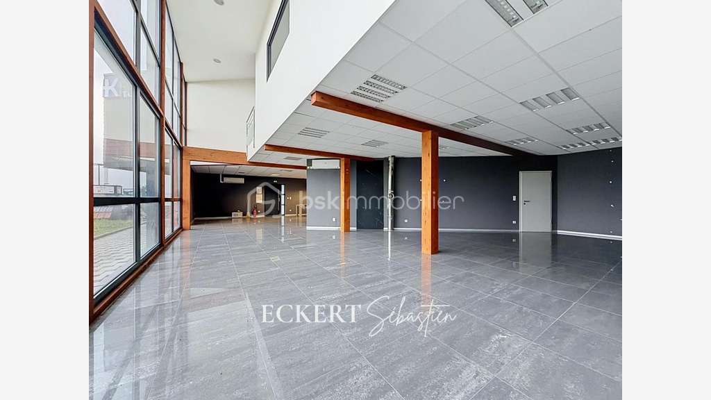 LOCAL COMMERCIAL À LOUER - 143 m² Visibilité au