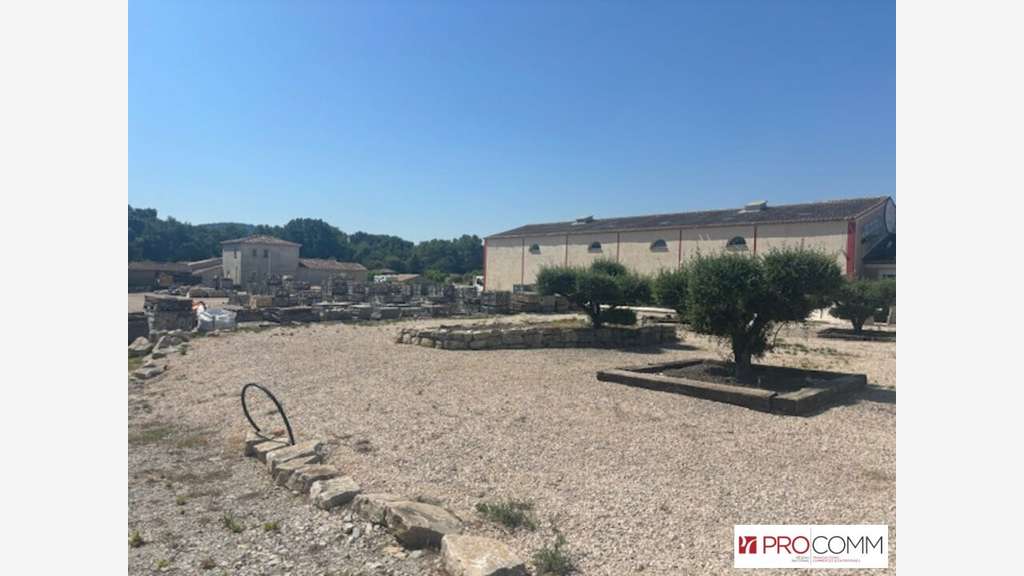 Local commercial neuf de 1000m² à louer à Roaix