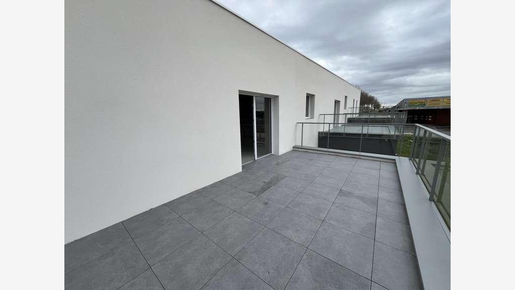 A louer cellule commerciale 144m² ZAC Rochefort