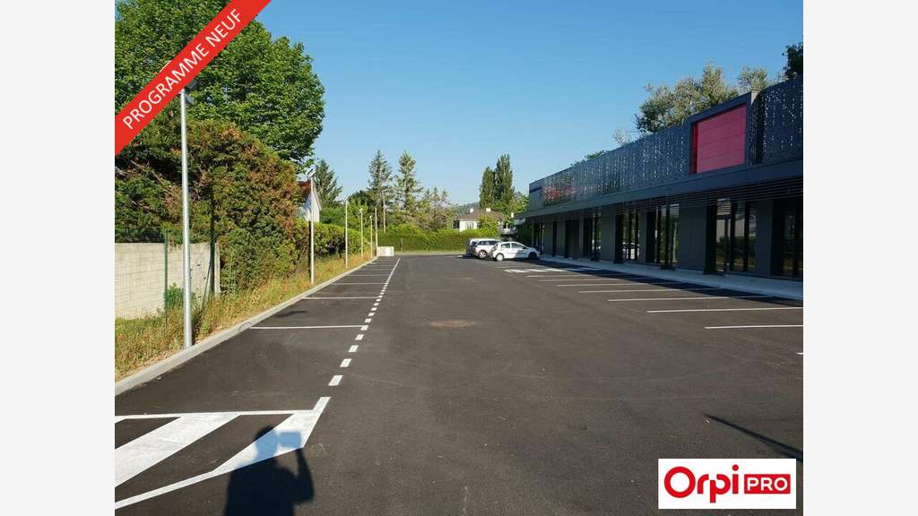 Local commercial 340m² à louer à Peyrins