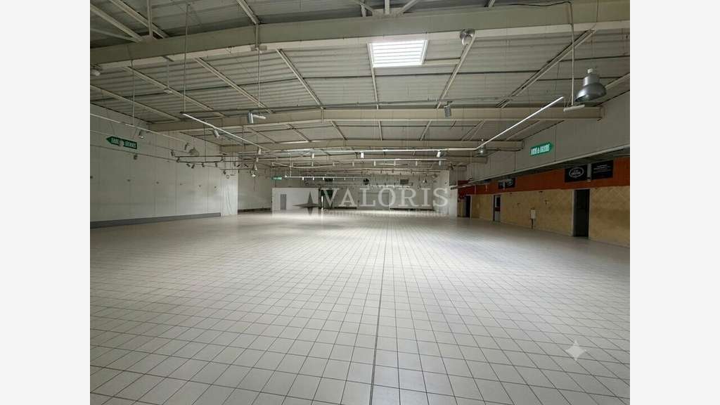 A louer local 1461m² avenue très passante à Romans