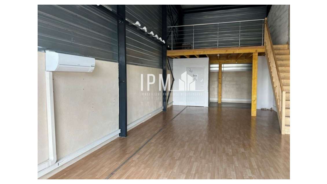 Local commercial de 84 m² - ROQUEBRUNE-SUR-ARGENS