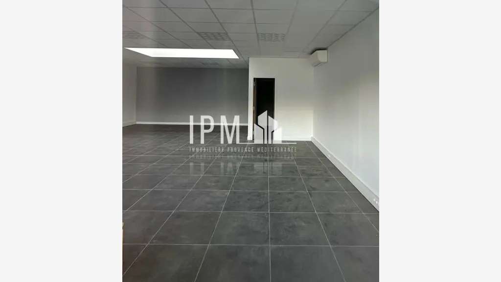 A louer local commercial 30m² à Roquevaire 13360