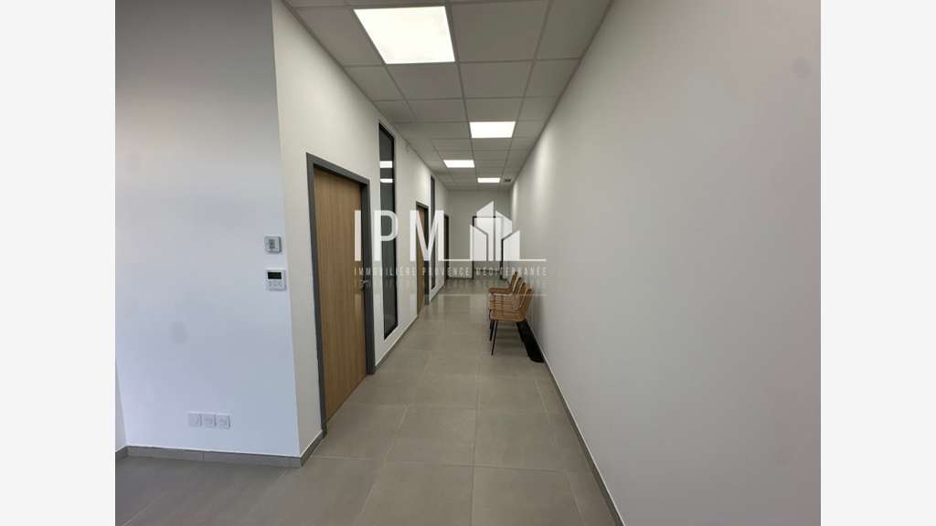 A louer local commercial 113m² à Roquevaire