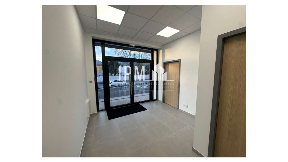 A louer local commercial 113m² à Roquevaire