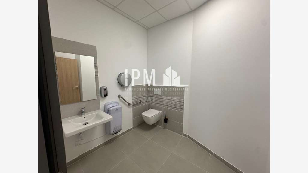 A louer local commercial 113m² à Roquevaire