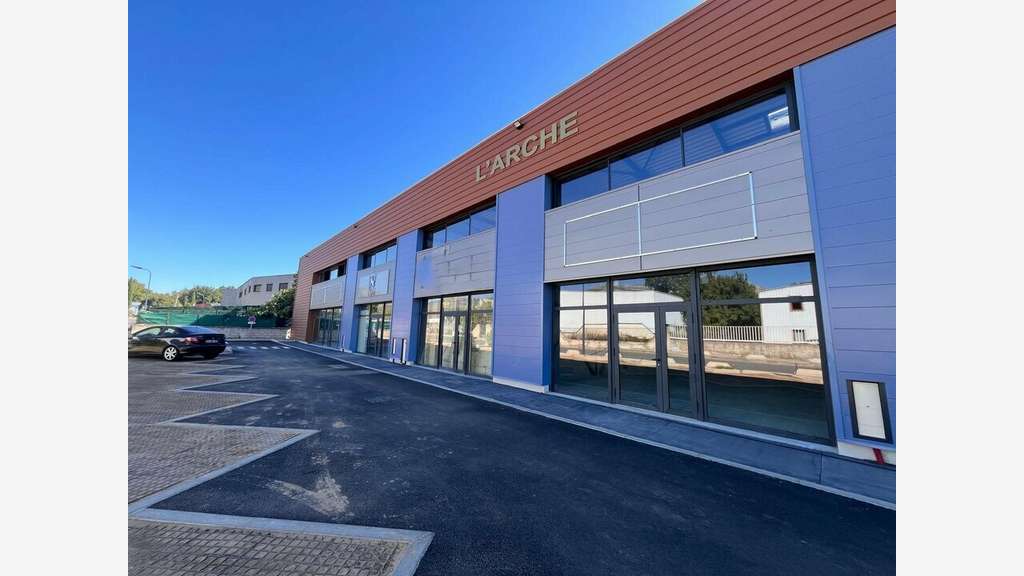 A louer local 150m² ZAC Saint Estève à Roquevaire