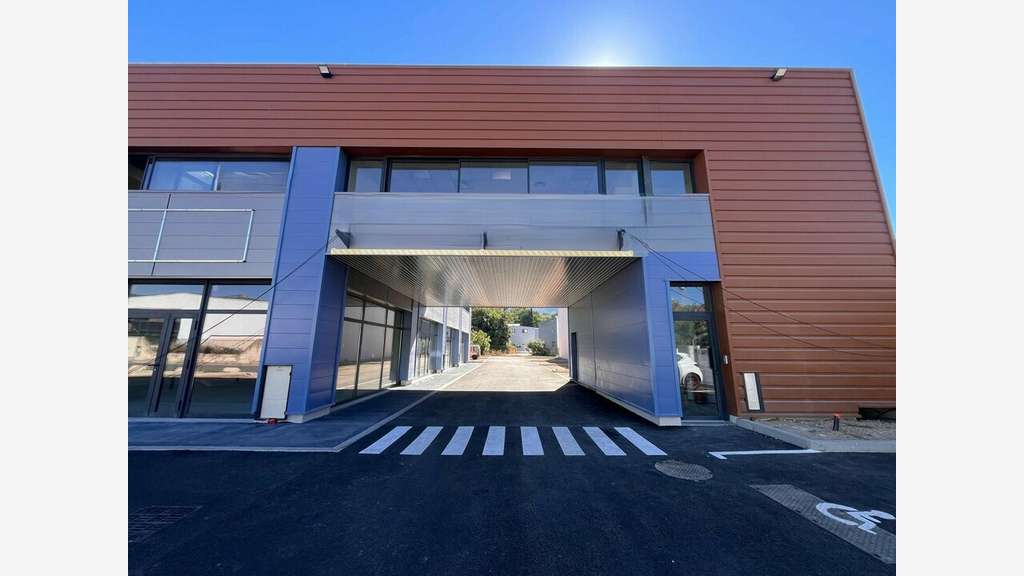 A louer local 150m² ZAC Saint Estève à Roquevaire