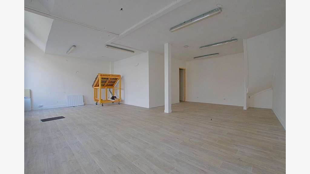 A louer local commercial 77m² à Roye centre 