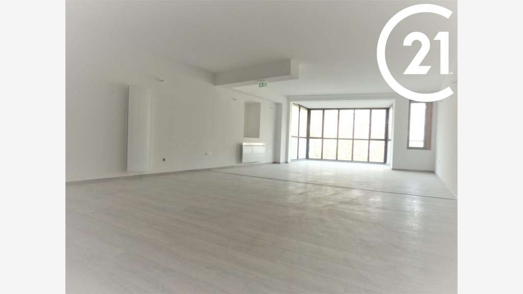 LOCAL COMMERCIAL À LOUER – RUMILLY – 100 m²