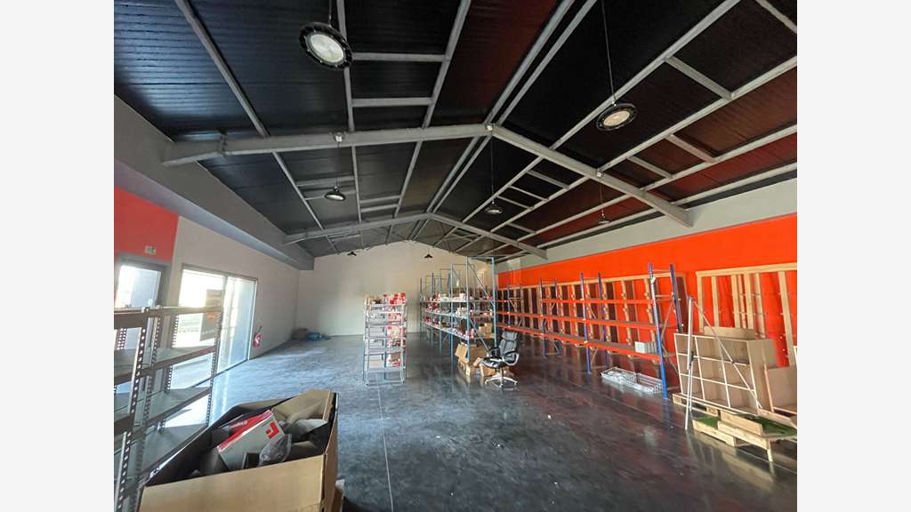 A louer local commercial 340m² à Saint-Berthevin