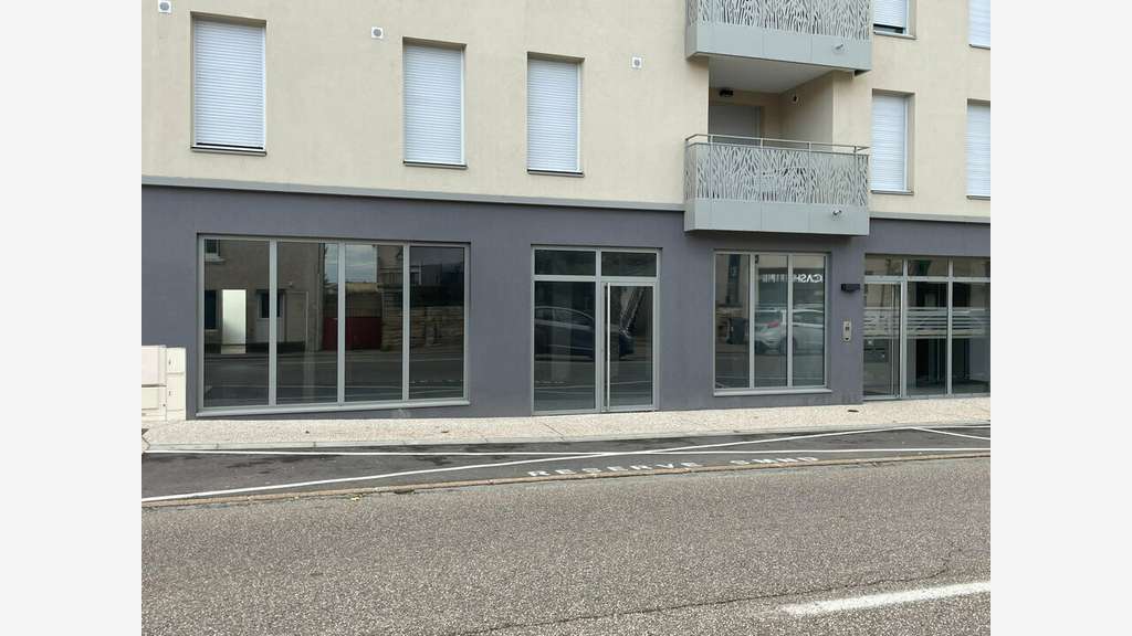 Loue local commercial 179m² à Saint Bonnet de Mure