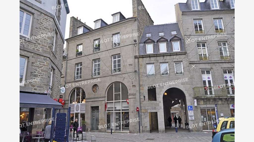 A louer local 102m² grande vitrine à Saint-Brieuc