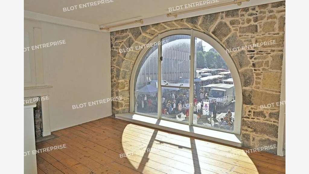 A louer local 102m² grande vitrine à Saint-Brieuc