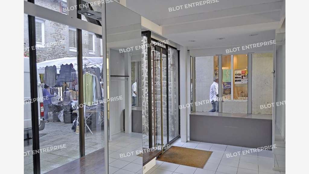 A louer local 102m² grande vitrine à Saint-Brieuc
