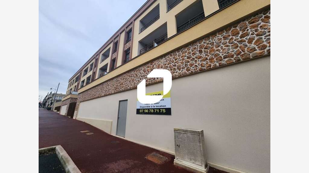 A louer Local commercial 140m² Saint cyr l'ecole