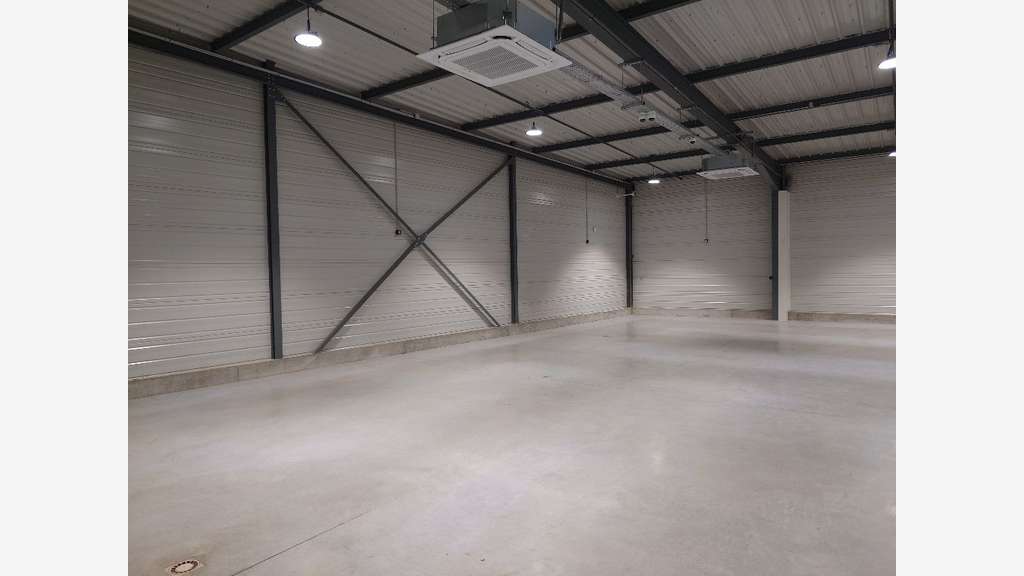 A louer local commercial neuf 140m² à Saint-Donat