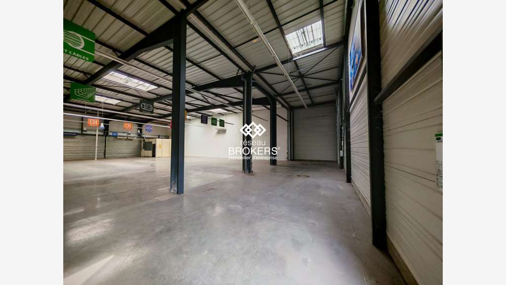 A louer cellule commerciale 690m² Saint Doulchard