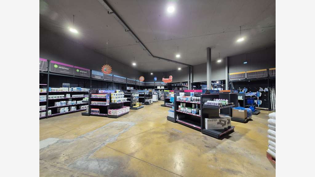 A louer local commercial 1000m² emp N°1 St-Esteve