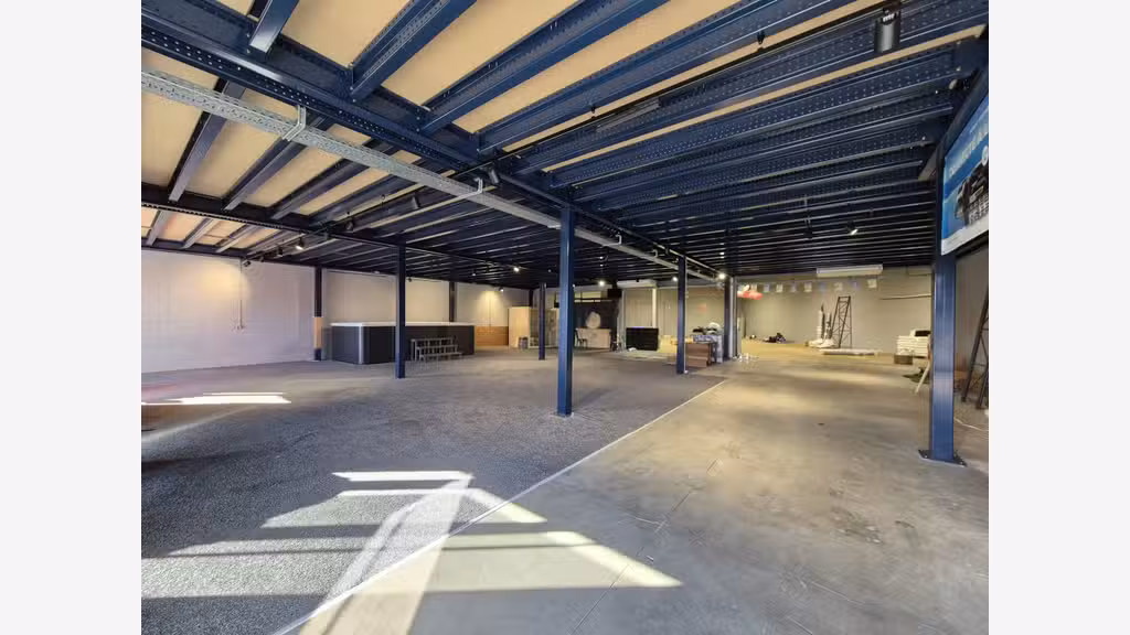A louer local commercial 1000m² emp N°1 St-Esteve