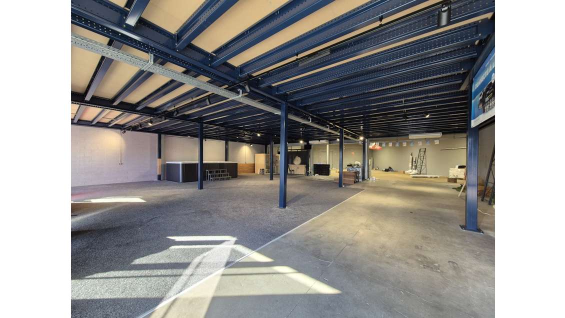 A louer local commercial 1000m² emp N°1 St-Esteve