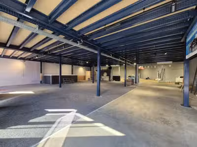 A louer local commercial 1000m² emp N°1 St-Esteve