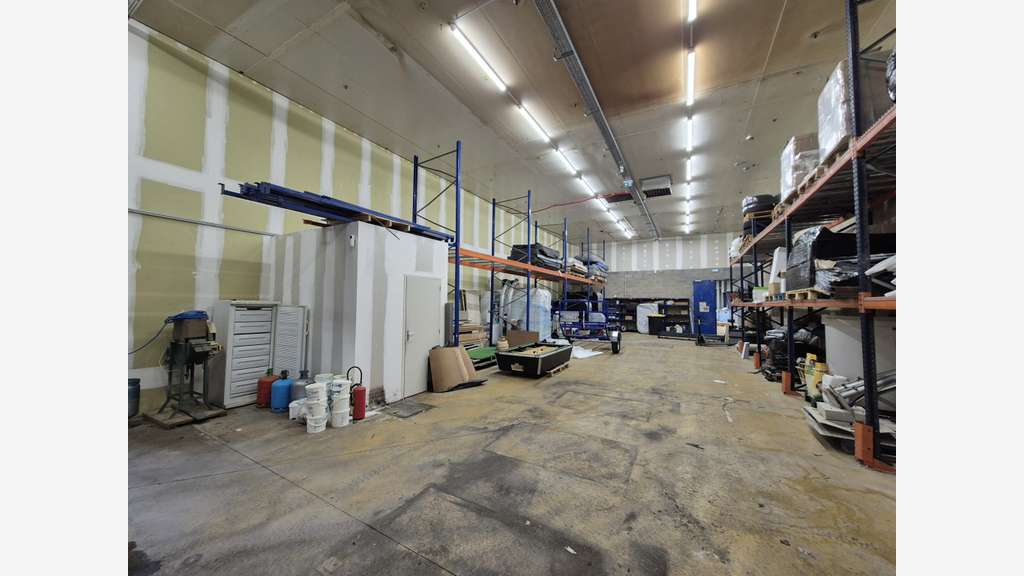 A louer local commercial 1000m² emp N°1 St-Esteve