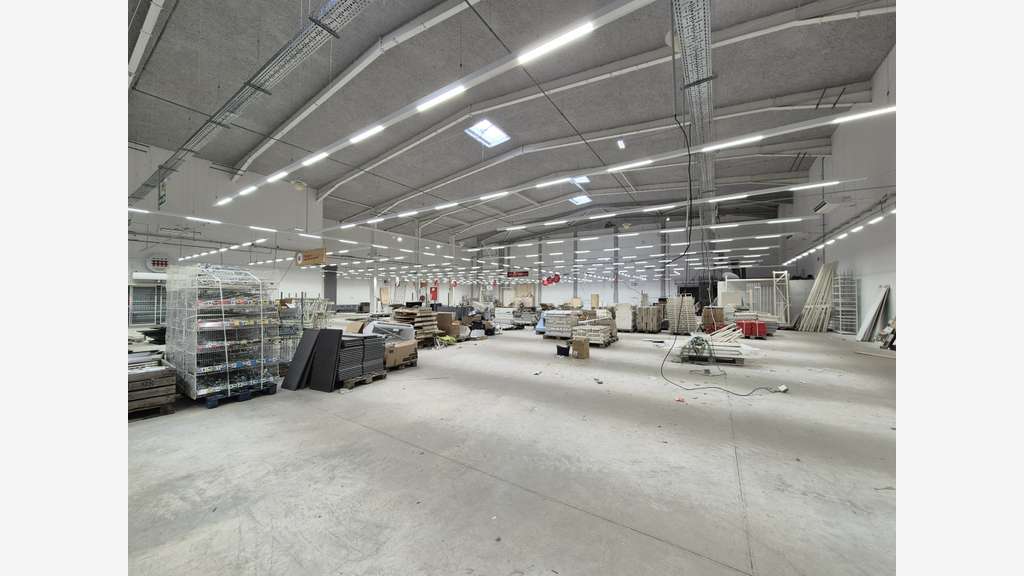 A louer local 1800m² à Saint-Estève  