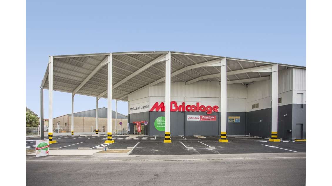 A louer local 1800m² à Saint-Estève  