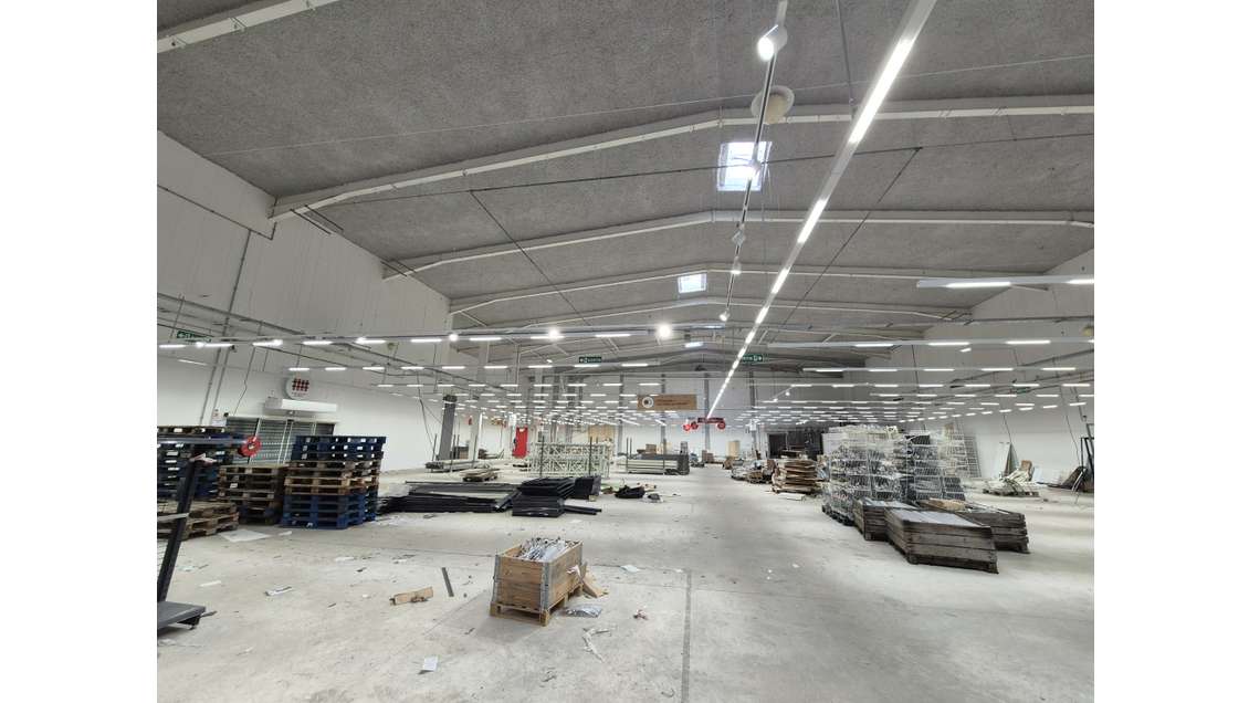 A louer local 1800m² à Saint-Estève  