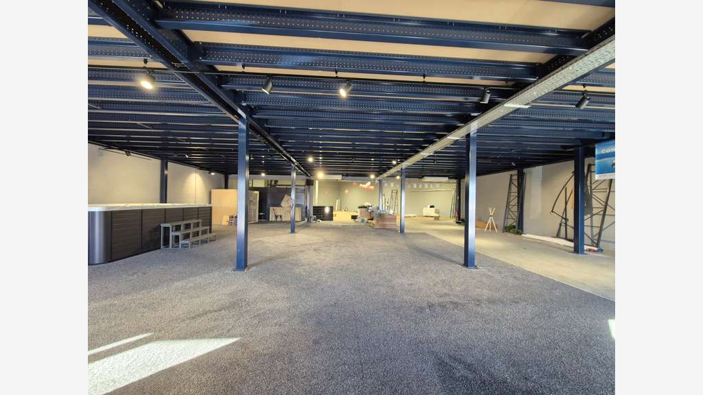 A louer local commercial de 450m² à Saint-Esteve