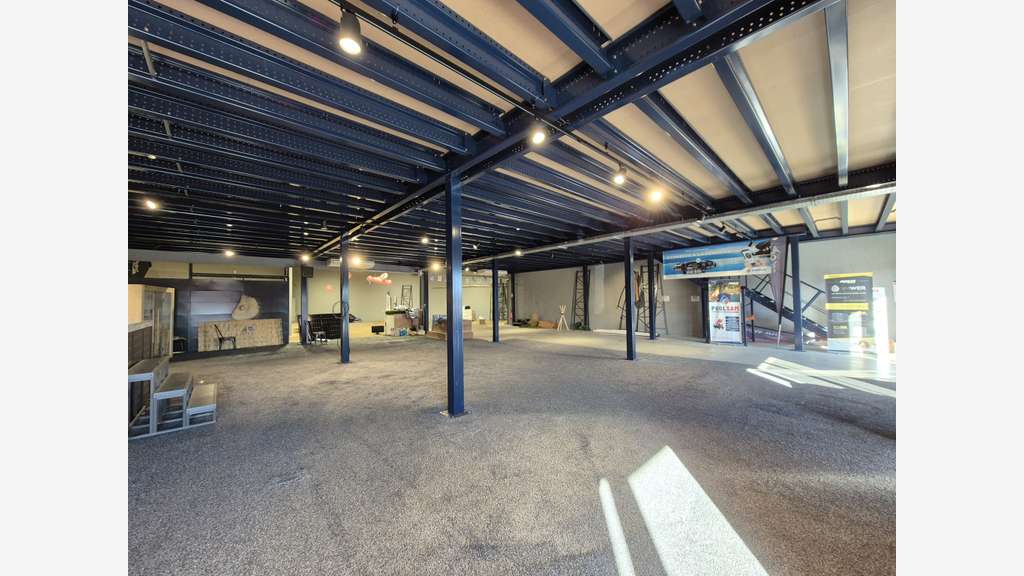 A louer local commercial de 450m² à Saint-Esteve