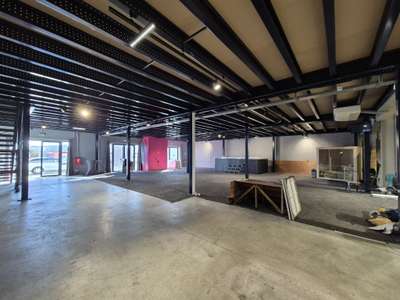 A louer local commercial de 450m² à Saint-Esteve
