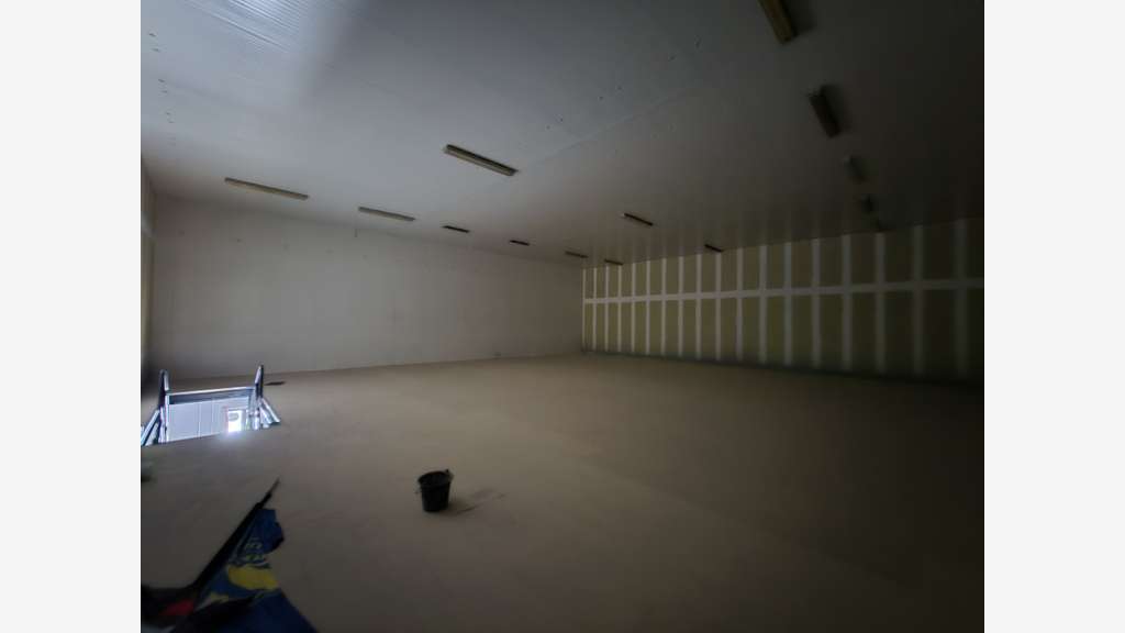 A louer local commercial de 450m² à Saint-Esteve