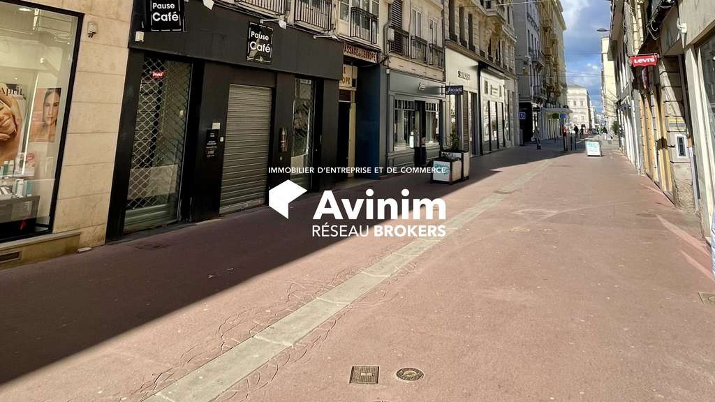 A louer local d'angle vitrines en angle St-Étienne