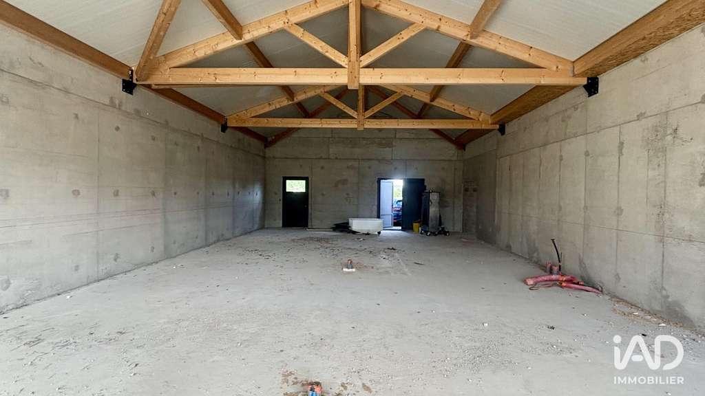 A louer local 142m² à Saint-Étienne-de-Fontbellon