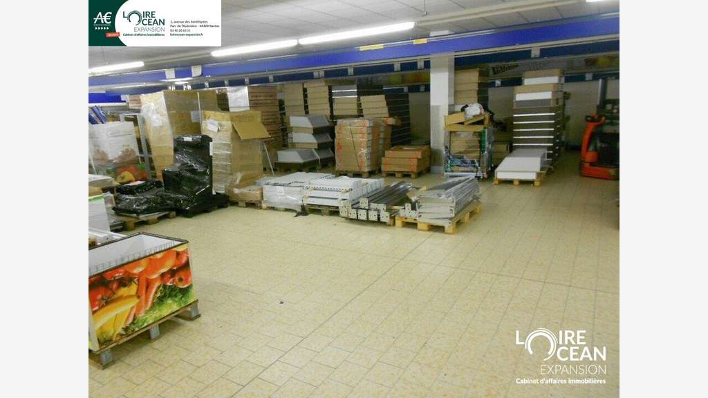 A louer local 980m² à Saint-Étienne-de-Montluc