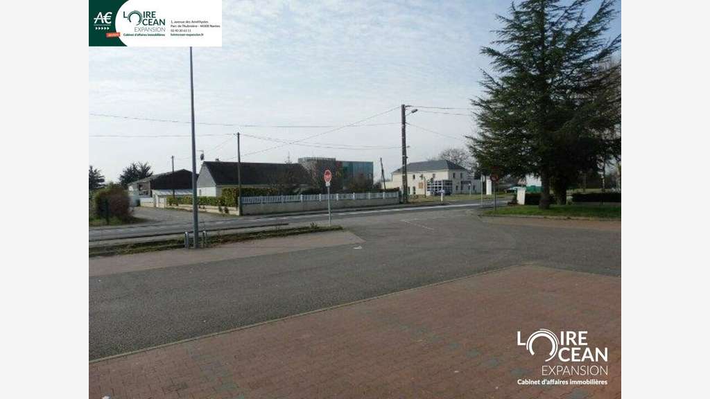 A louer local 980m² à Saint-Étienne-de-Montluc