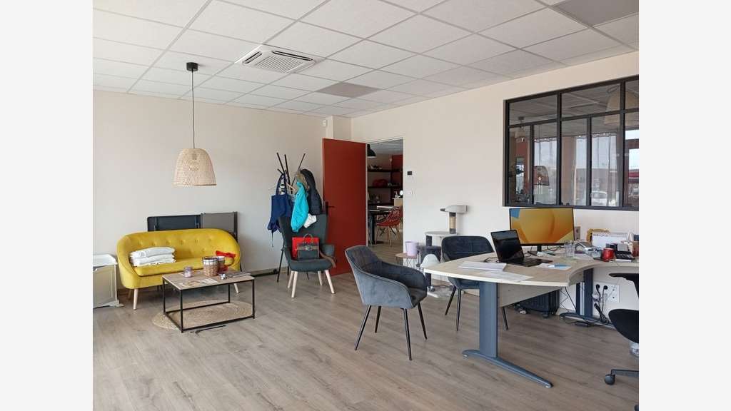 A louer très beau local à Saint-Étienne-du-Bois