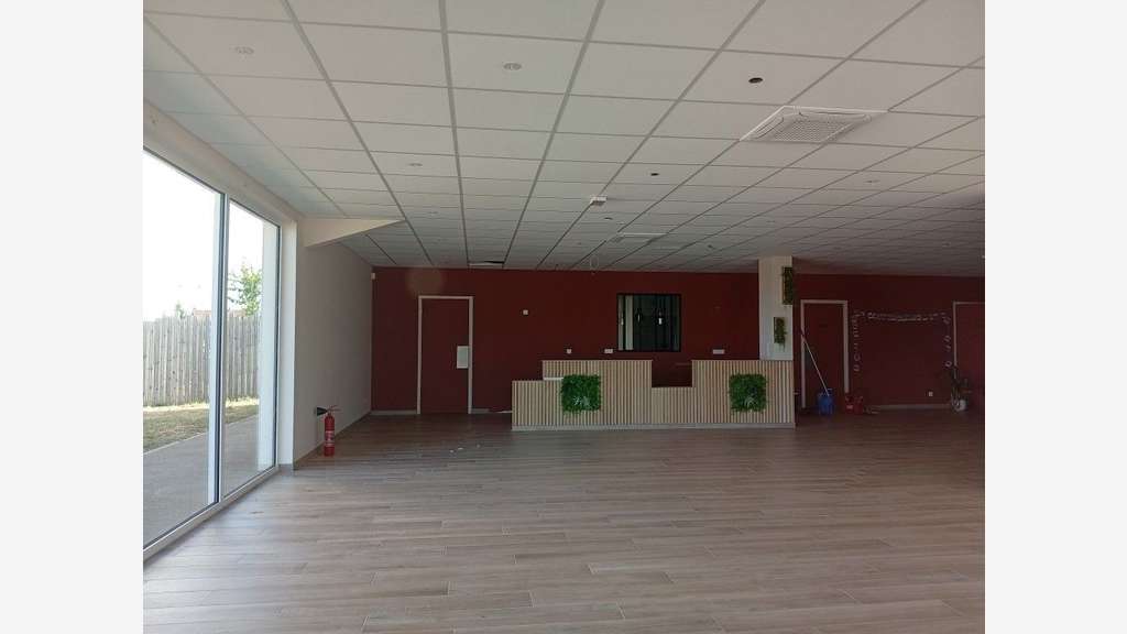 A louer très beau local à Saint-Étienne-du-Bois
