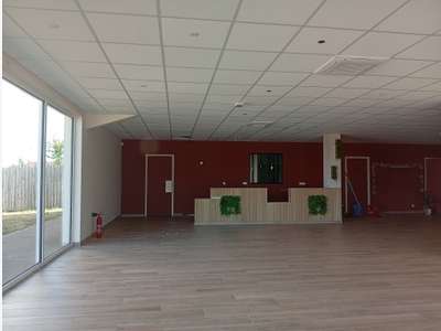 A louer très beau local à Saint-Étienne-du-Bois