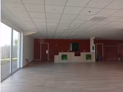 A louer très beau local à Saint-Étienne-du-Bois